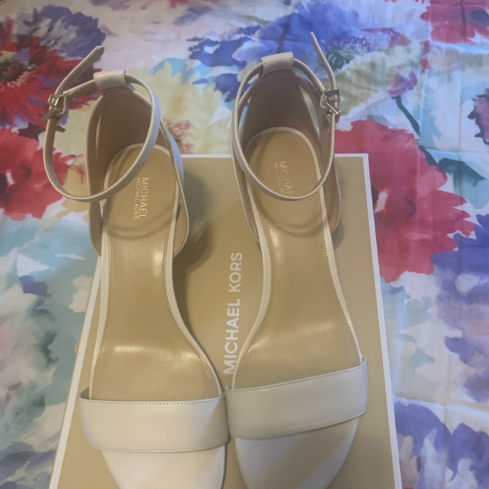 Michael Michael Kors Like New Leather Dress Sandals. Beautiful light cream, 10. - Picture 2 of 7